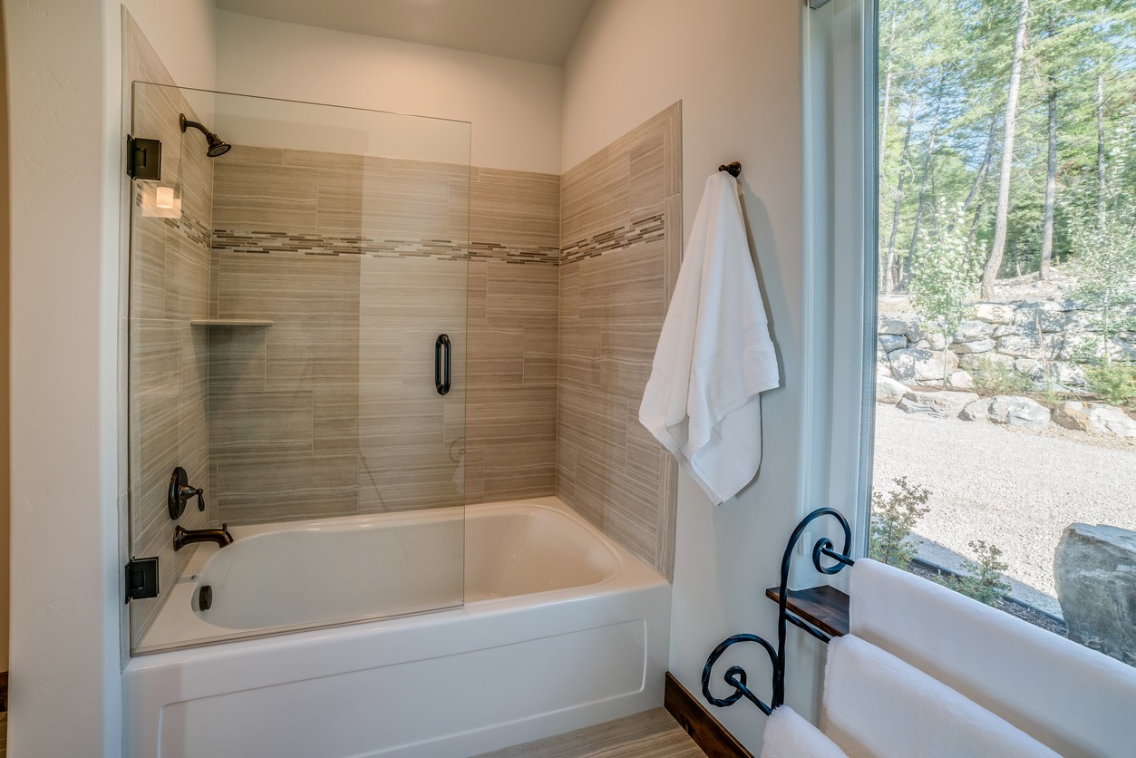 Shower & Tub Installation in El Socio
